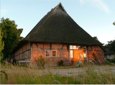 Reetdachhaus des Pfarrhofs am Abend